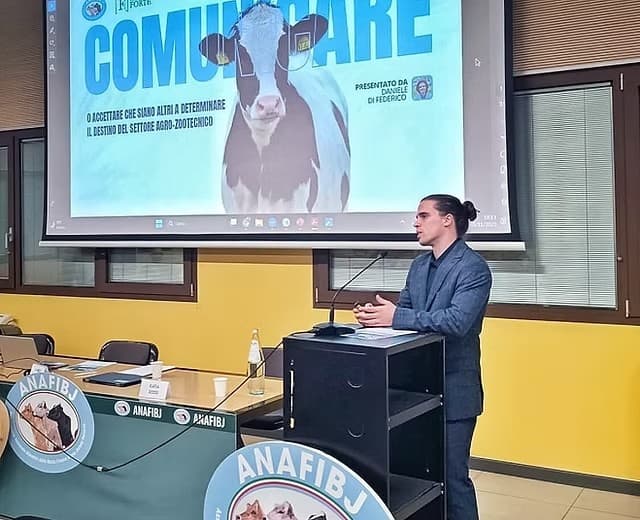 Daniele Di Federico durante una presentazione sul settore agro-zootecnico